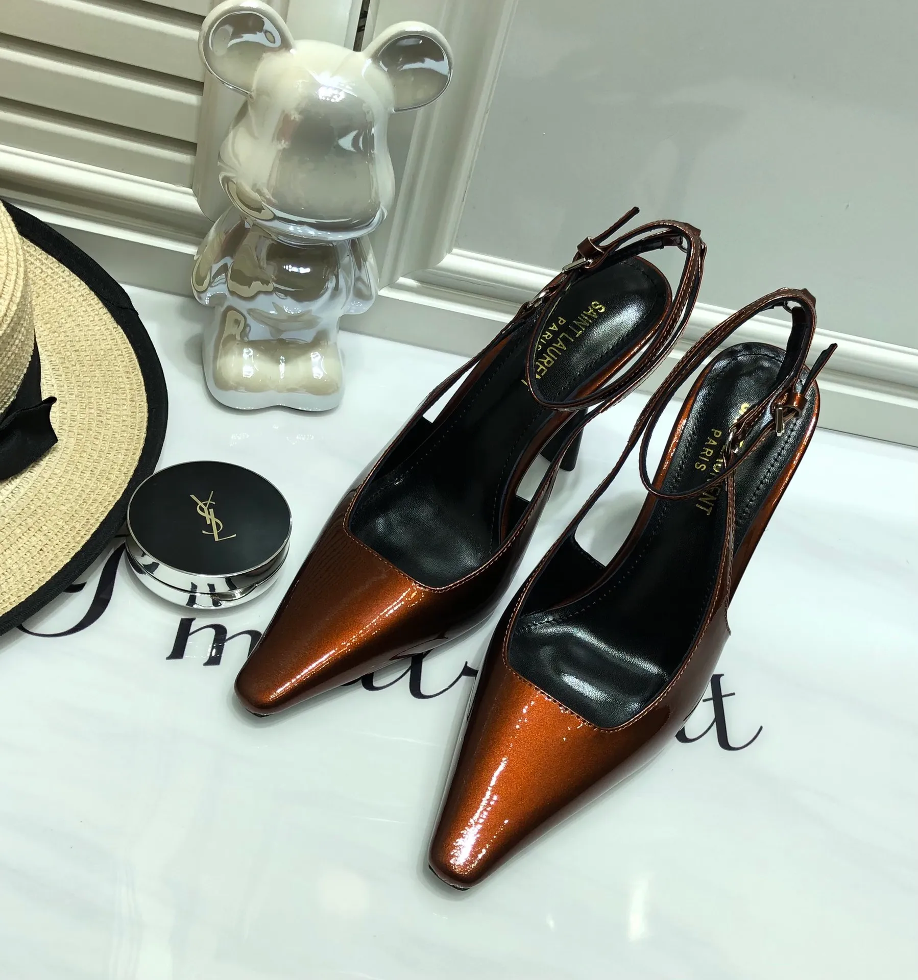 👟👟Ex-factory price 560👟👟 Top quality Saint Laurent/Yves Saint Laurent 2024 spring and summer new style👠Small square toe high heels of the same style as Rose. The layered leather high heels are very good at modifying the foot shape. In recent years, SLP has become more and more understanding of women in high heels. ysl beautiful high heels 👠Number of yards: 35-40 (41 customized, non-returnable) Upper: open edge beaded cowhide/patent leather, lining Imported sheepskin lining, sole: genuine leather outsole, heel height: 10cm (heel imported from Italy)